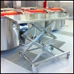 Rustfrit saksebord med hjul og elektrisk h�ve s�nk. Uden skubbe h�ndtag