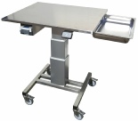 Rustfrit arbejdsbord. Med bremsehjul elektrisk l�ftefunktion